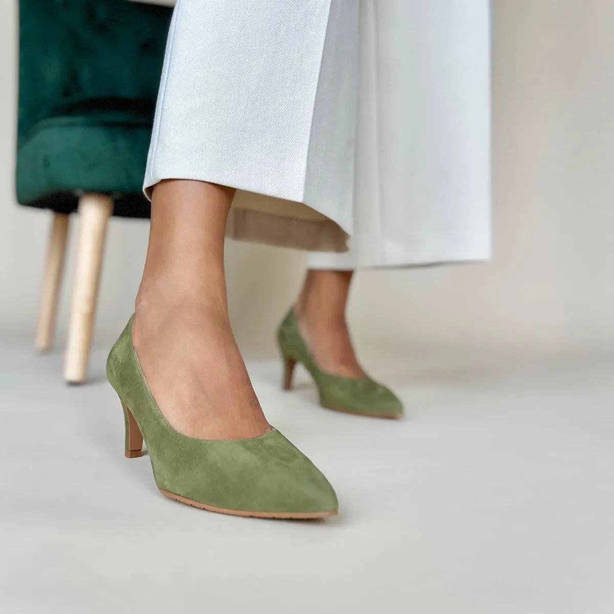 Eve Wide Fit Court Shoe –  Olive Suede